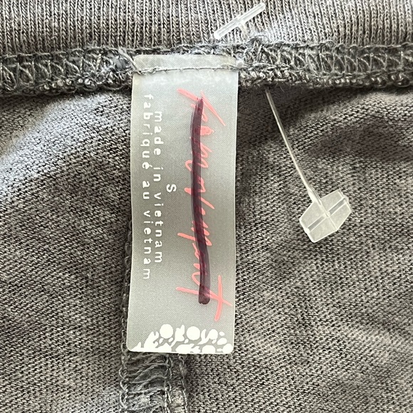 Free People Movement Inspire Logo Top NWOT - Picture 8 of 10